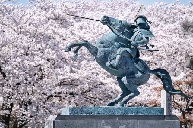 最上義光公の銅像と満開の桜