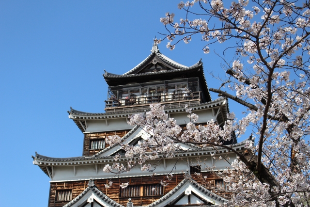 広島城と桜