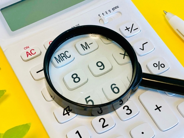 計算機と虫眼鏡